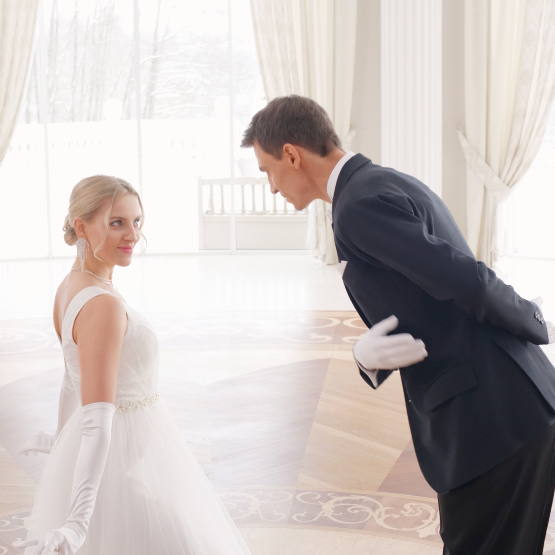Pierwszy Taniec jak z 'Bridgerton': Elegancja i Magia z 'Wildest Dreams' Taylor Swift